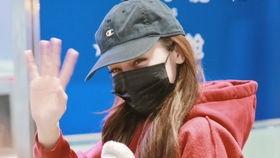 迪丽热巴机场视频,时尚穿搭引关注